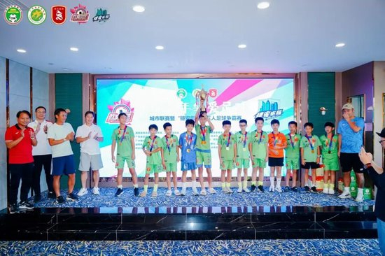周穗安：未來將鋪設(shè)更多微型足球場，讓青少年“下樓即踢球”